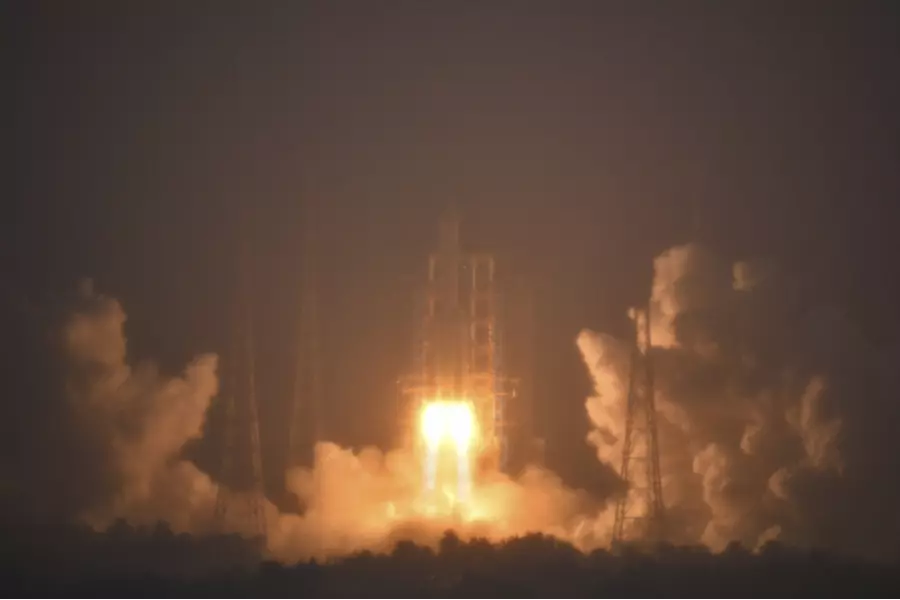 Китай отправил зонд, который первым попытается собрать образцы с обратной стороны Луны