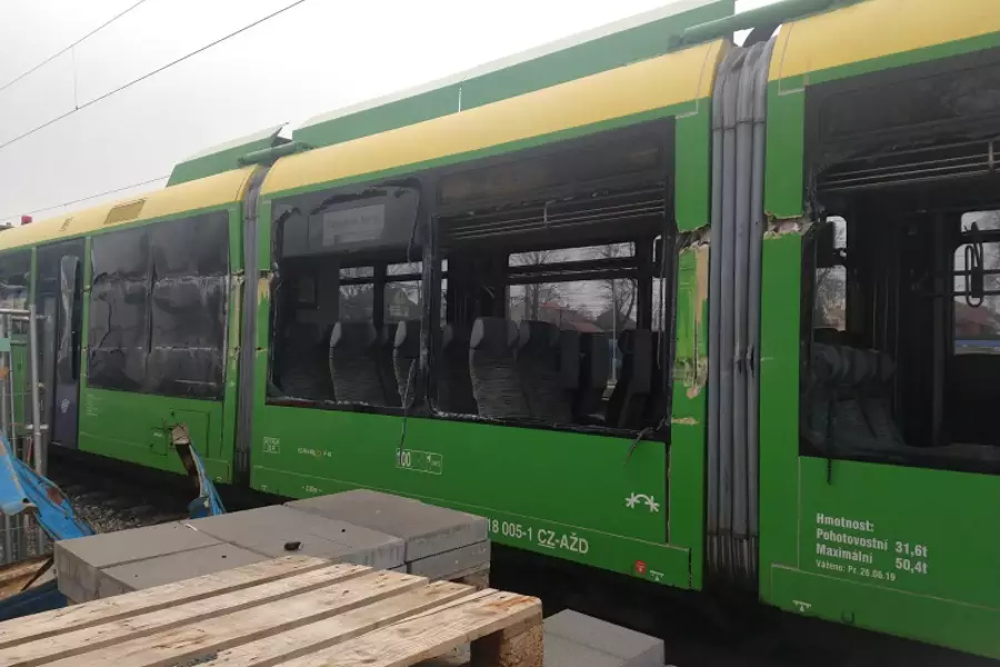 В Ловосице пассажирский поезд столкнулся с грузовиком, вагоны не подлежат ремонту