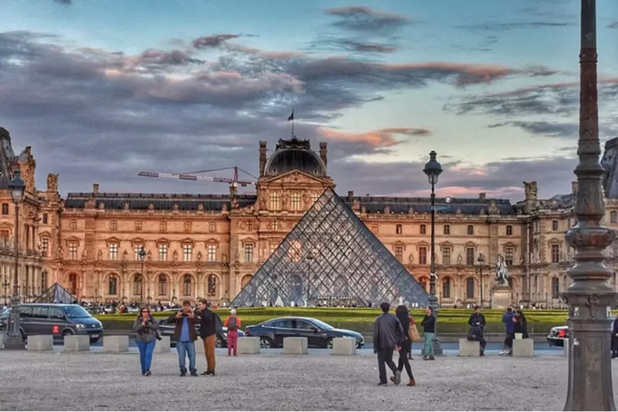 В Париже поступили анонимные сообщения о бомбах в Лувре, Версале и Лионском вокзале