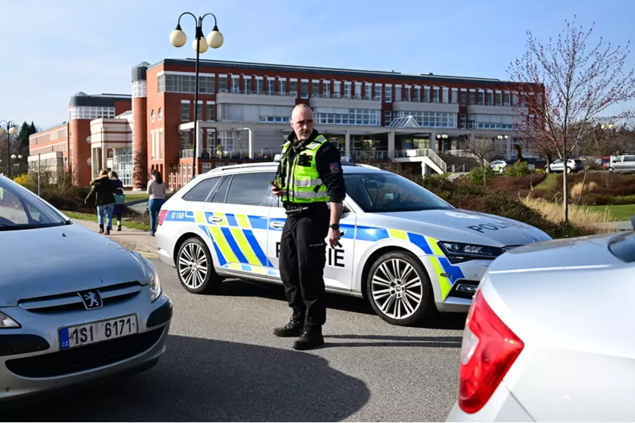 Полиция проверила здание университета в Градец-Кралове, никого не задержали
