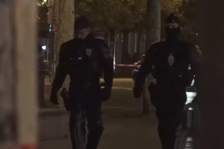 После массовых беспорядков во Франции власти ввели комендантский час
