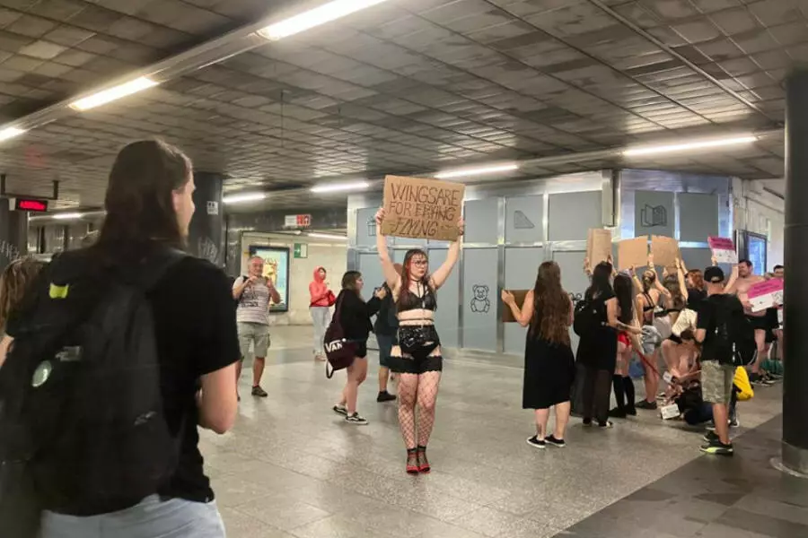 В центре Праги люди в нижнем белье устроили акцию протеста