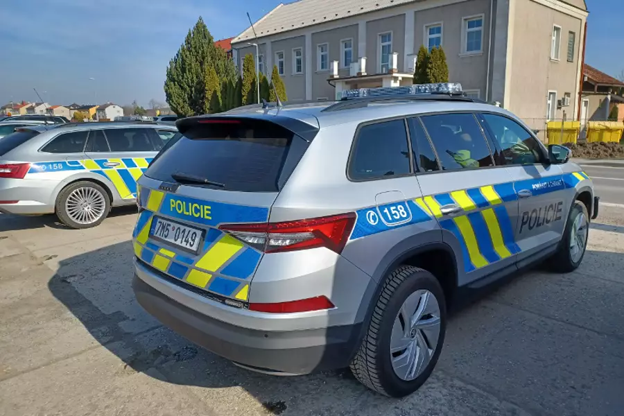 В Пршерове двое грабителей угрожали дрелью знакомому мужчине, чтобы забрать его деньги