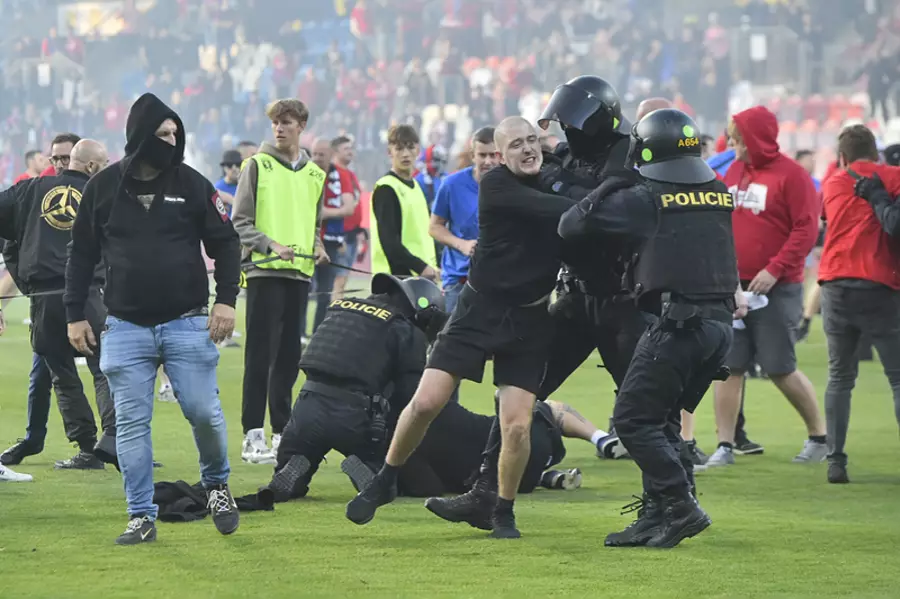 Финал кубка в Пльзни закончился вмешательством полицейского спецназа