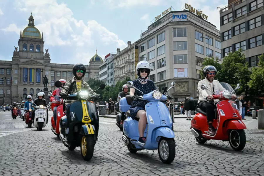 Большой пробег по Праге скутеров Vespa и Piaggio