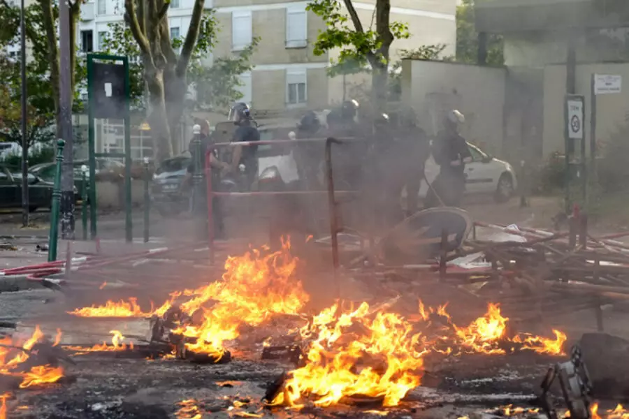 Под Парижем третий день вспыхивают беспорядки из-за убийства 17-летнего алжирца