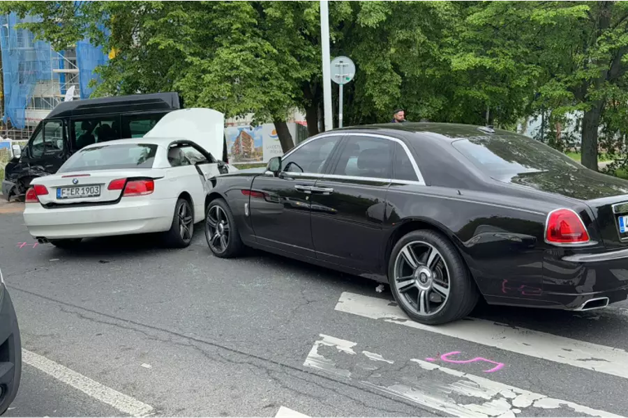 В Праге ищут двух мужчин, которые на угнанном BMW разбили Rolls-Royce и фургон