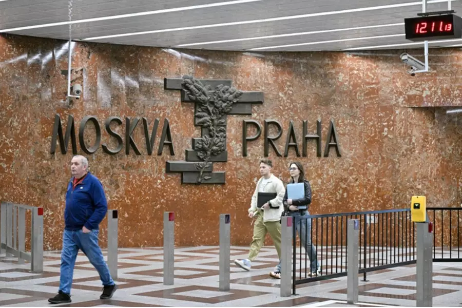 Скульптуру «Москва-Прага на Анделе» Прага дополнит пояснительной табличкой