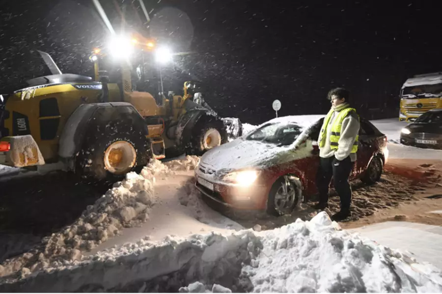 В Швеции около 1000 автомобилей попали в снежную ловушку