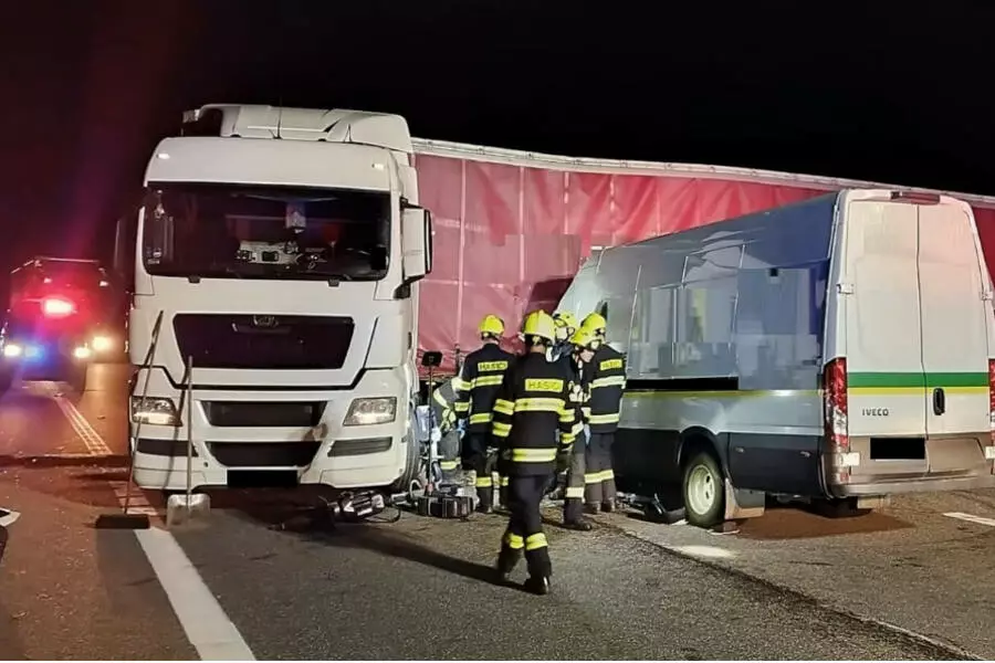 Под Йиглавой ночью фургон врезался в грузовую фуру, водитель погиб на месте