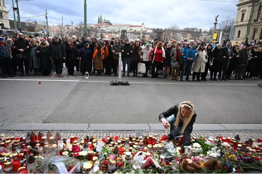 В Праге почтили память о жертвах стрельбы в Карлове университете живой цепью