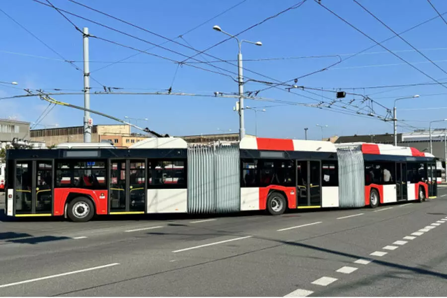 В Пльзни Škoda представила первый троллейбус для столицы длиной почти 25 метров