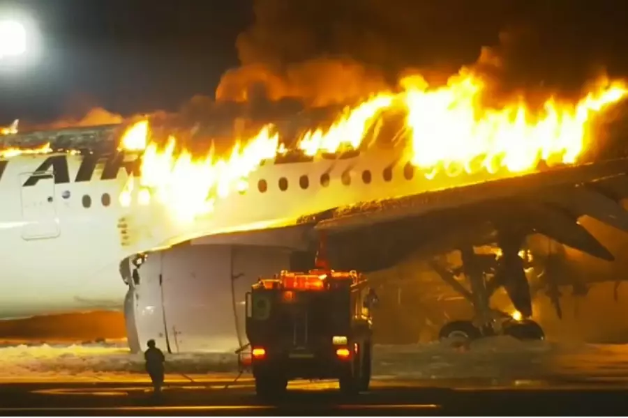 В аэропорту Токио приземлился загоревшийся лайнер, 379 пассажиров были спасены