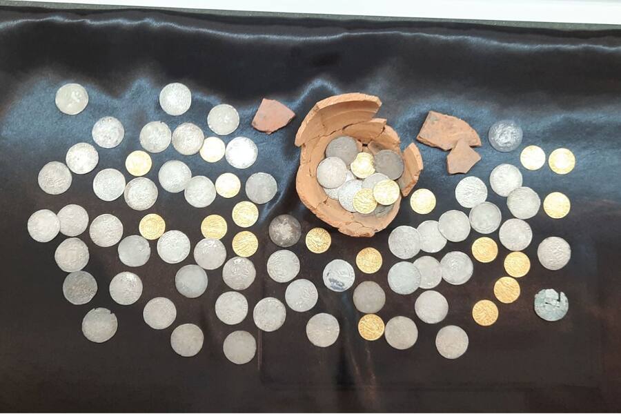 Археологи нашли под школьной площадкой в Опаве сотню золотых и серебряных монет