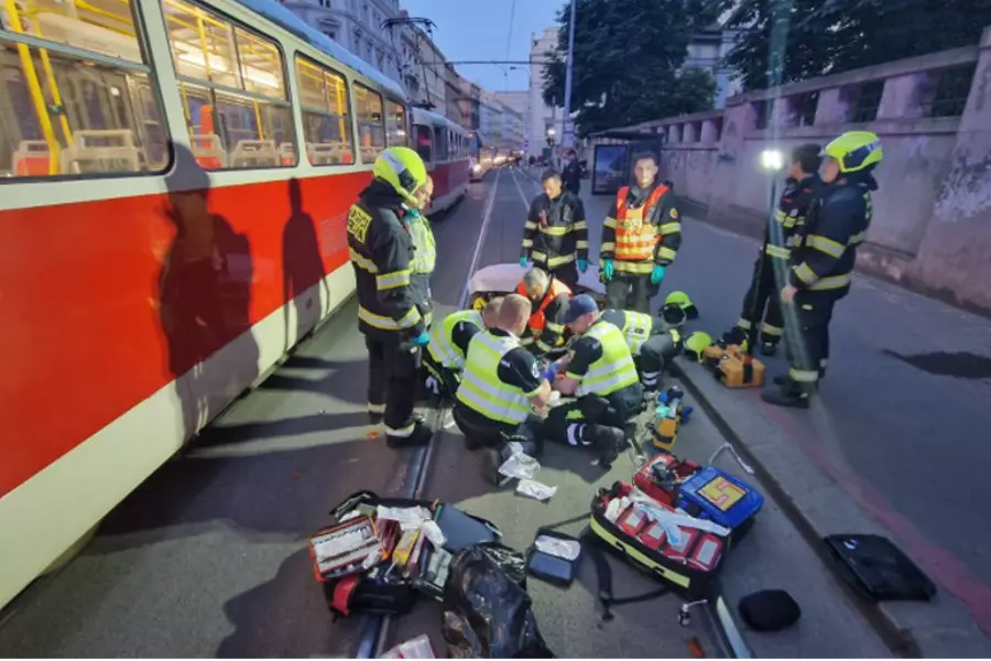 После столкновения с трамваем в Праге пешехода выбросило на дорогу, где ее сбил автомобиль