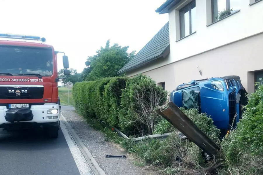 Водитель Porsche пролетел через кусты в пригороде Находа и «приклеился» к стене дома
