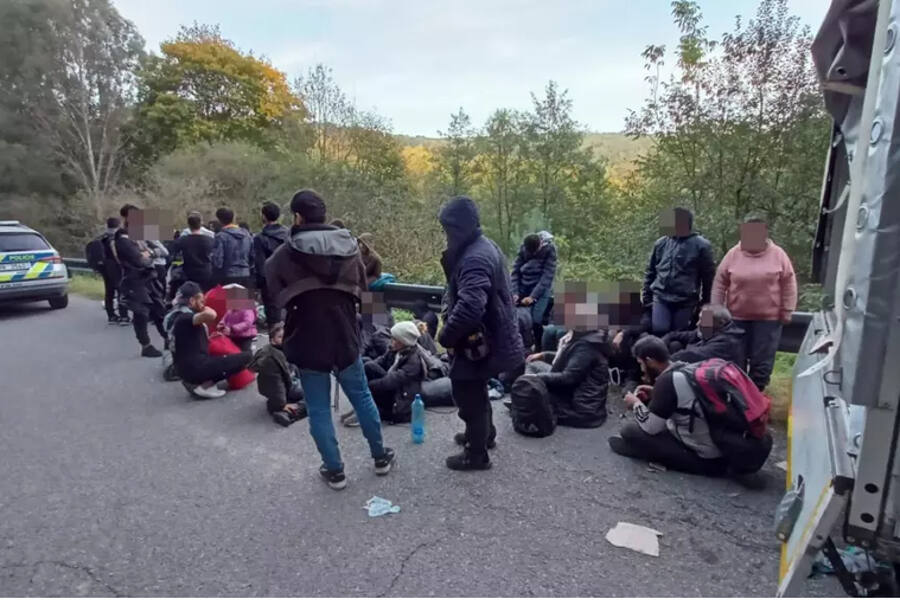 На границе со Словакией остановлен грузовик с 42 нелегальными мигрантами