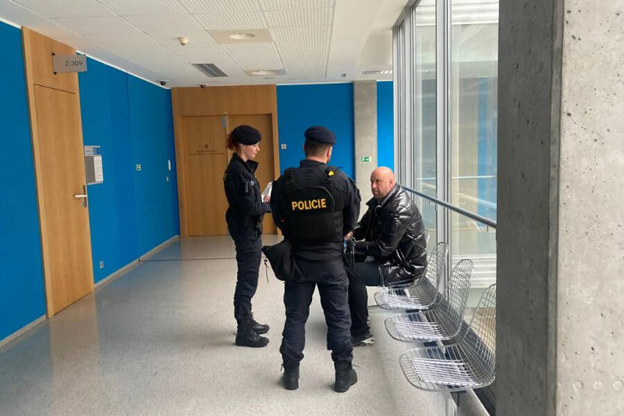 Полиция Праги засняла раздачу взяток начальникам больниц на миллионы крон