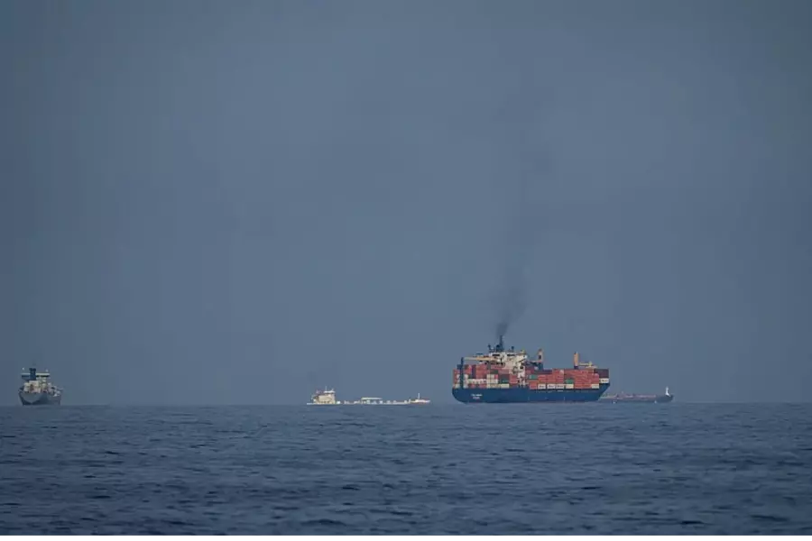 Иран снова закрыл Ормузский пролив после ударов Израиля по Ливану