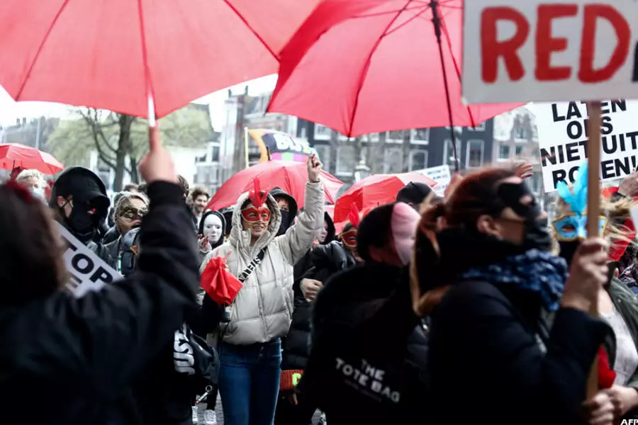 Секс-работники Амстердама протестуют против переноса квартала красных фонарей