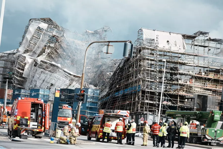 Обрушился фасад здания Копенгагенской фондовой биржи, которое горит со вторника