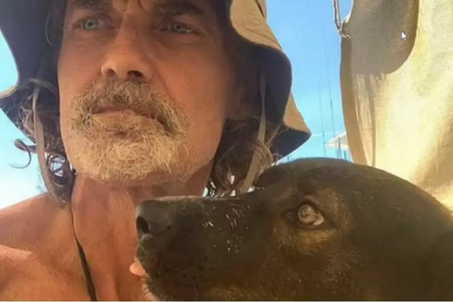 Австралиец, который с собакой провел в океане три месяца после кораблекрушения, чувствует себя хорошо