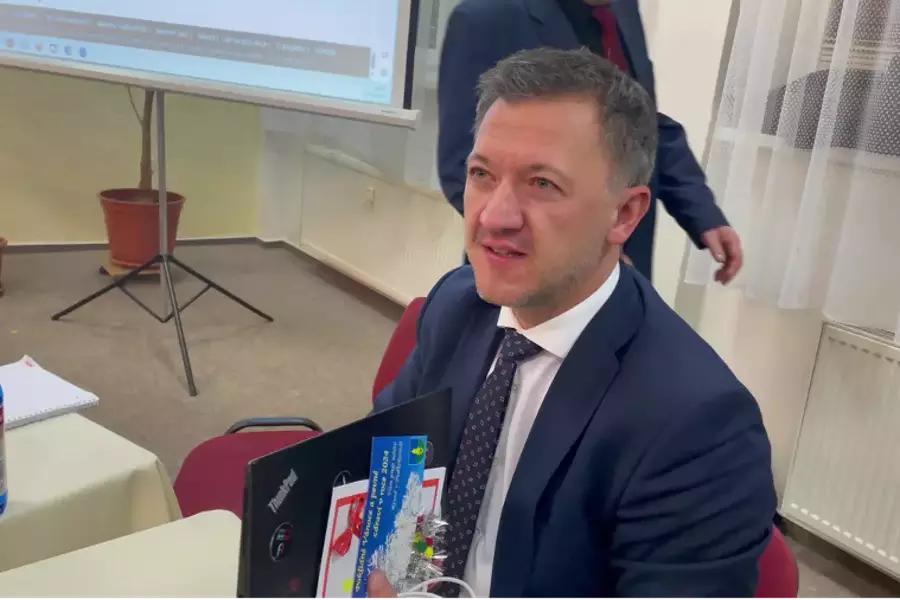 Заместитель министра юстиции Чехии Блажек сбежал от журналистов через окно туалета