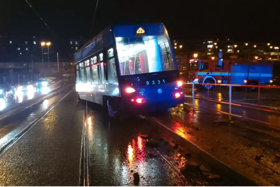 В Праге сошел с рельсов трамвай, из-за чего пострадала женщина