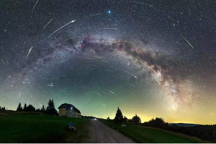 В ночь на 13 августа можно будет наблюдать в небе пик метеорного потока Персеиды