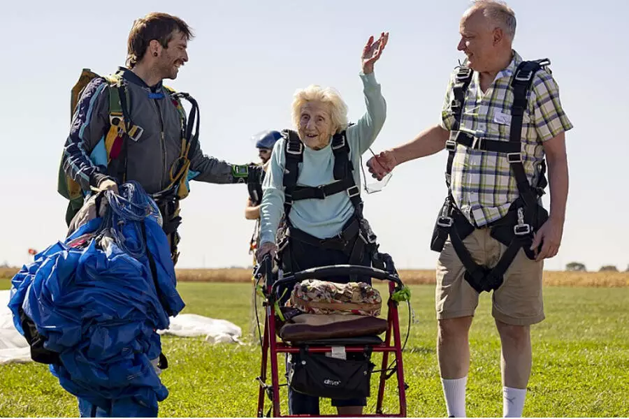 Американка в возрасте 104 лет прыгнула с парашютом