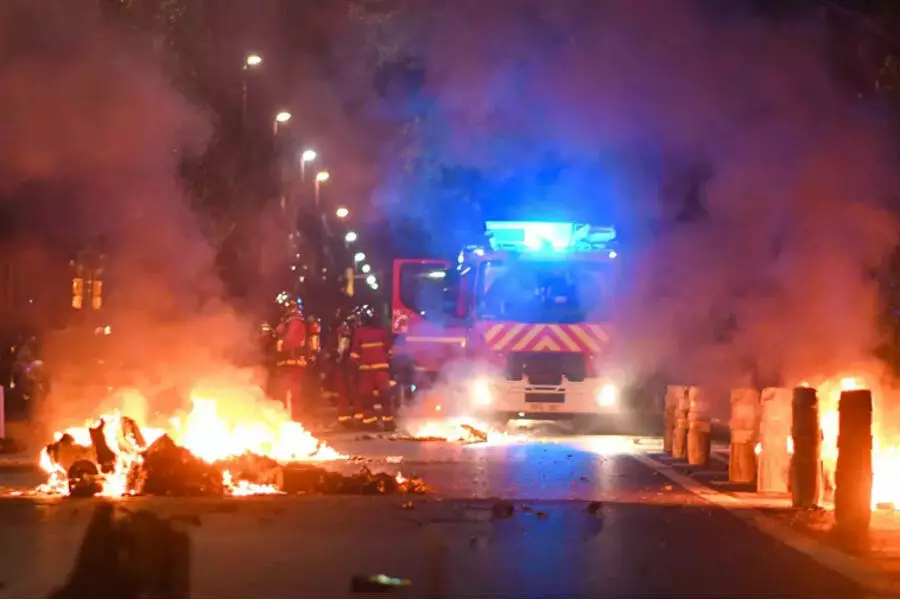 Франция мобилизовала 45 000 полицейских для борьбы с массовыми беспорядками