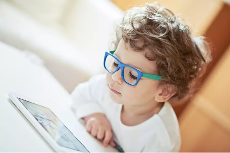 Число детей с близорукостью в Чехии за 10 лет выросло на 30 процентов, виноваты экраны