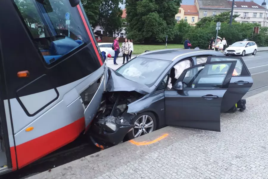 В Праге трамвай столкнулся лоб в лоб с автомобилем, двое человек ранены