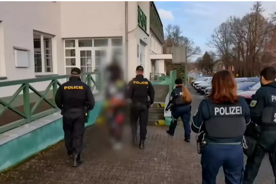 Полиция Чехии задержала сексульного маньяка из Германии и передала его немецким коллегам