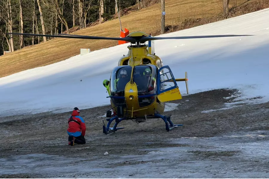 В Рокитнице-над-Йизероу травмированную лыжницу эвакуировали на вертолете