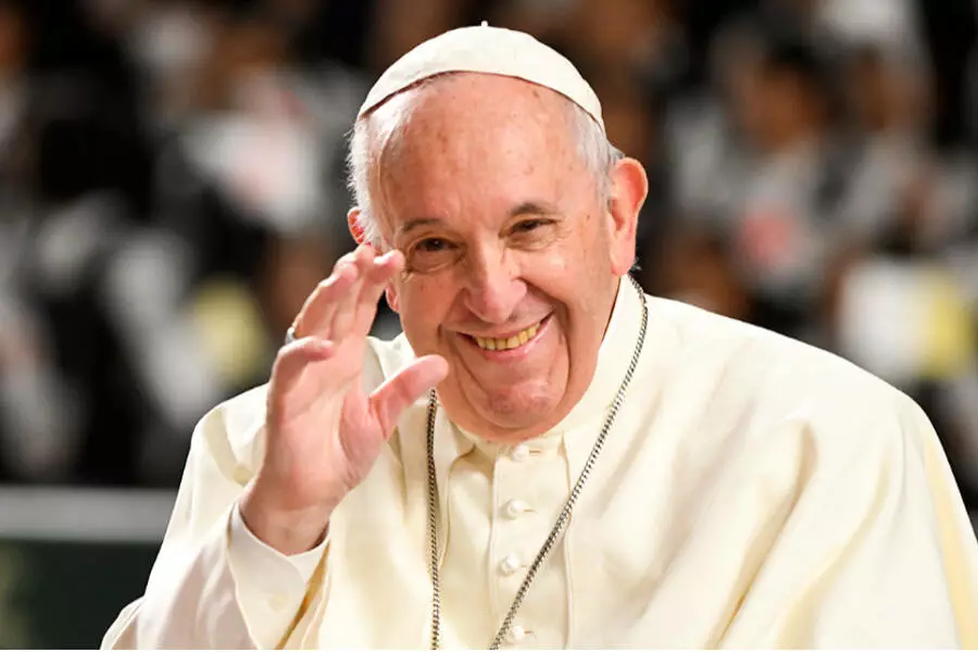 Папа римский возвращается к людям после недавней операции
