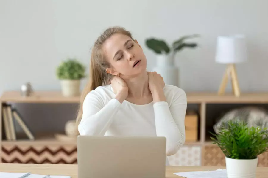 Синдром «компьютерной шеи»: симптомы, причины, эффективное лечение