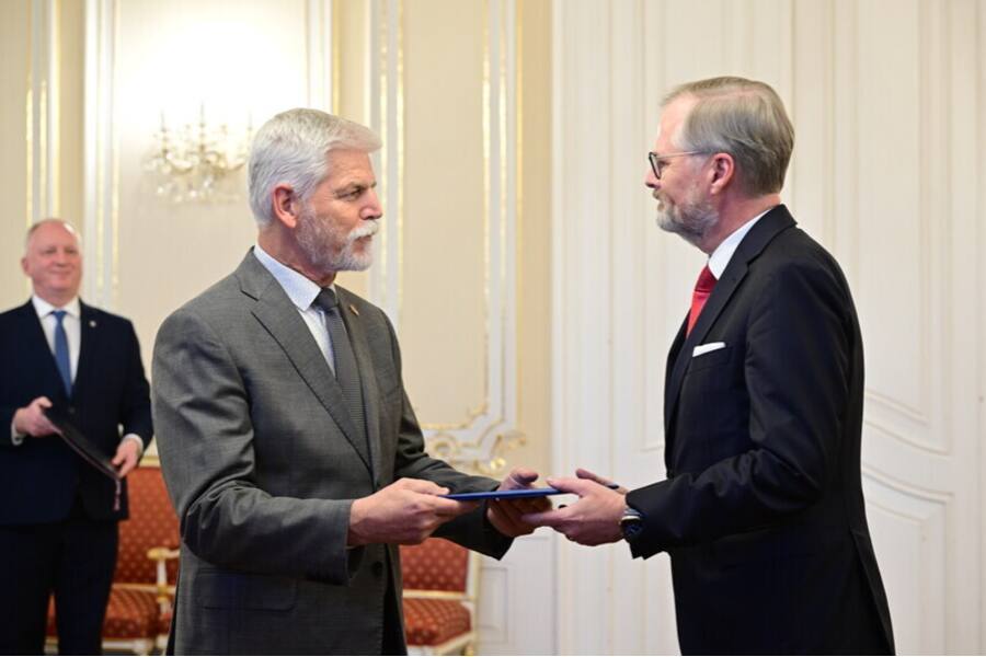 Отставка правительства Чехии: переход власти и новый политический курс