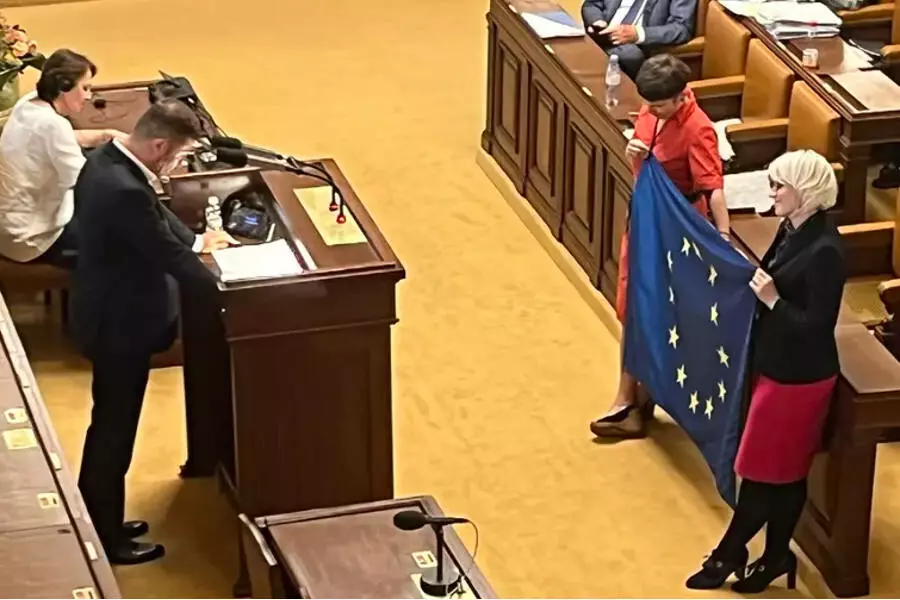 Парламент Чехии: Тихий протест выразили женщины-депутаты спикеру Окамуре