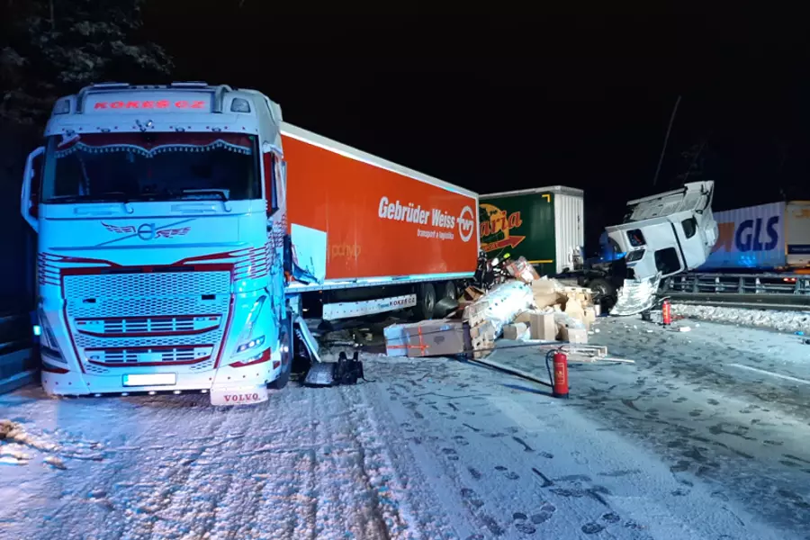 Массовая смертельная авария с грузовиками перекрыла трассу D1 в Чехии на 11 часов