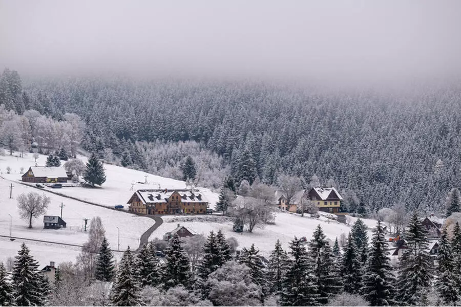 В чешских горах выпало 15 см снега, канатная дорога на Снежку остановлена из-за сильного ветра