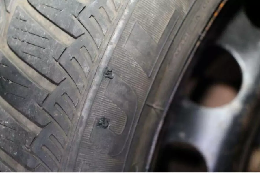 Скоро пройдет суд над мужчиной, который протыкал шины автомобилей с номерами Украины