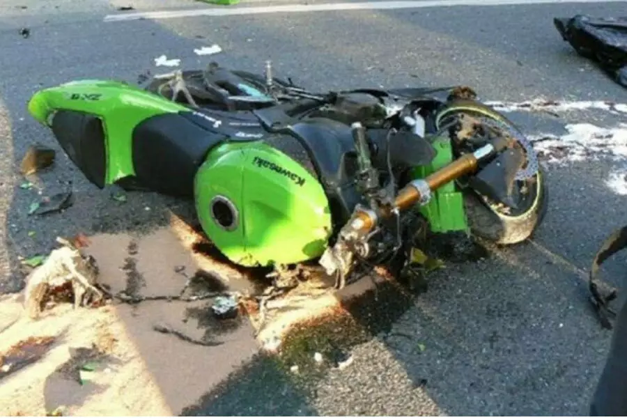 Из-за столкновения мотоциклиста и трактора была перекрыта дорога возле плотины Šance