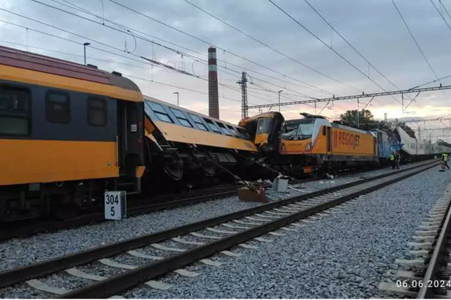 Ночью в Пардубице пассажирский поезд столкнулся с товарным поездом, есть погибшие