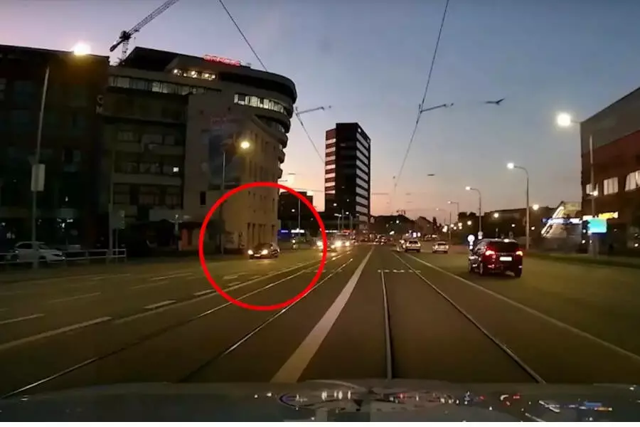 Полиция Брно выследила пьяного водителя по спущенным колесам его автомобиля
