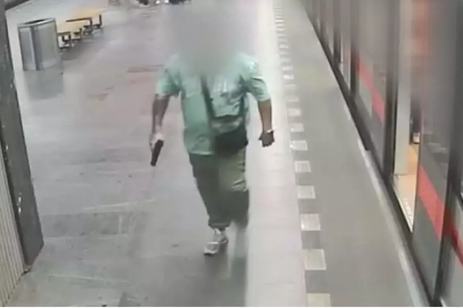 В пражском метро двое мужчин угрожали пассажирам, выстрелив из пистолета