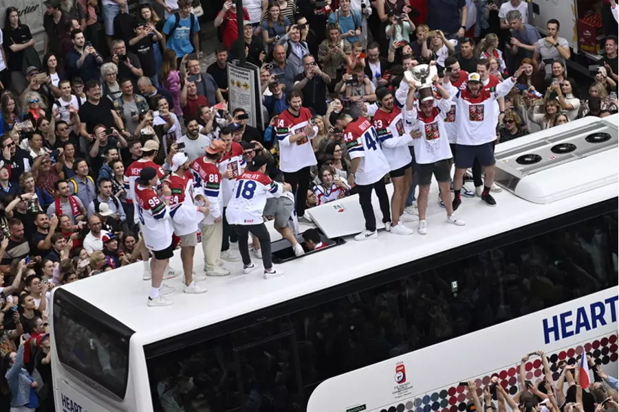 Тысячи болельщиков праздновали победу чешских хоккеистов на чемпионате мира