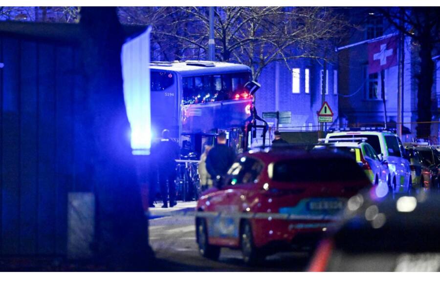 Трагедия в Стокгольме: автобус врезался в остановку, есть погибшие