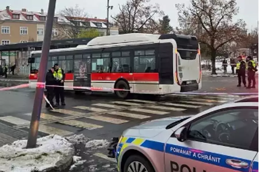 В Кладно водитель автобуса сбил пешехода, причинив тяжелые увечья