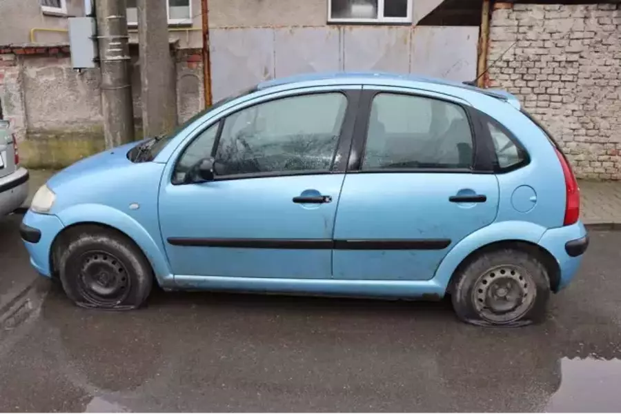 В Новый год вандал в чешском Пршерове проколол шины более чем 50 автомобилям